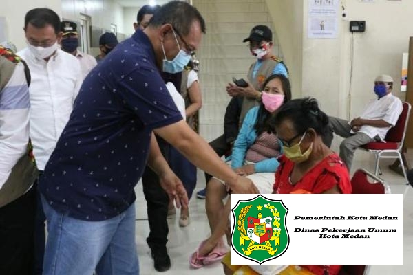 Plt Wali Kota Medan Bersama MITSU dan Marga Kho Bagikan Paket Sembako di Kelurahan Pahlawan