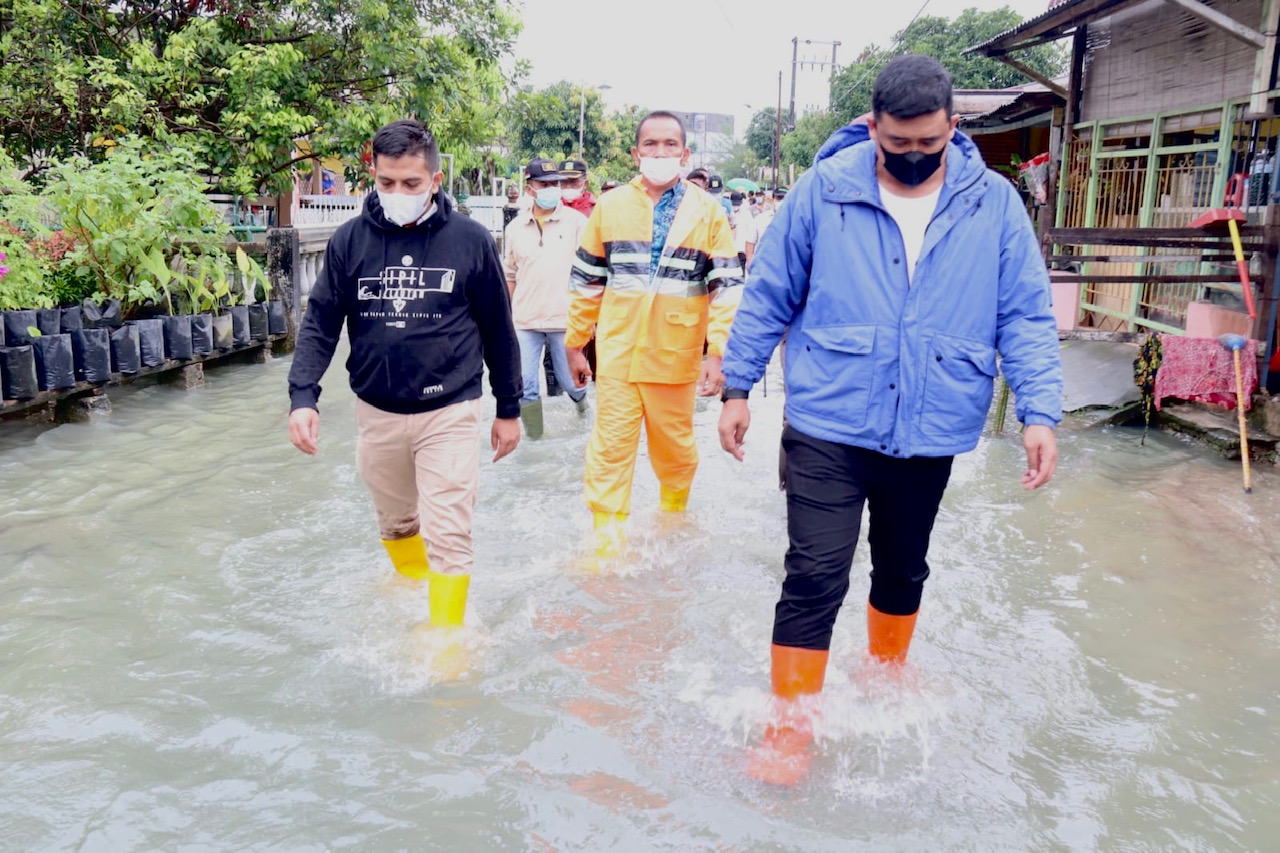3 November 2021 | Peninjauan Bapak Walikota Medan didampingi Bapak Plt. Kepala Dinas PU Kota Medan terhadap penanganan banjir di Kelurahan Timbang Deli, Kecamatan Medan Amplas